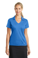 Cargar imagen en el visor de la galería, Nike Women&#39;s Dri-FIT Vertical Mesh Polo. 637165
