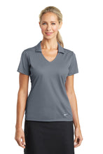 Cargar imagen en el visor de la galería, Nike Women&#39;s Dri-FIT Vertical Mesh Polo. 637165
