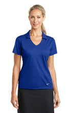 Cargar imagen en el visor de la galería, Nike Women&#39;s Dri-FIT Vertical Mesh Polo. 637165
