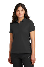 Cargar imagen en el visor de la galería, Nike Women&#39;s Victory Solid Polo NKDX6685
