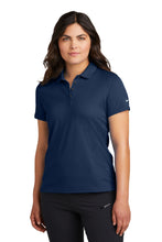 Cargar imagen en el visor de la galería, Nike Women&#39;s Victory Solid Polo NKDX6685
