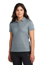 Cargar imagen en el visor de la galería, Nike Women&#39;s Victory Solid Polo NKDX6685
