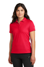 Cargar imagen en el visor de la galería, Nike Women&#39;s Victory Solid Polo NKDX6685
